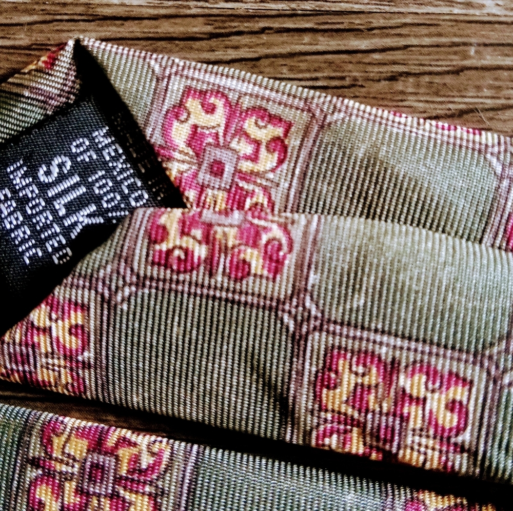 Van Heusen classic tie. All silk made in Mexico, green and golden. $19